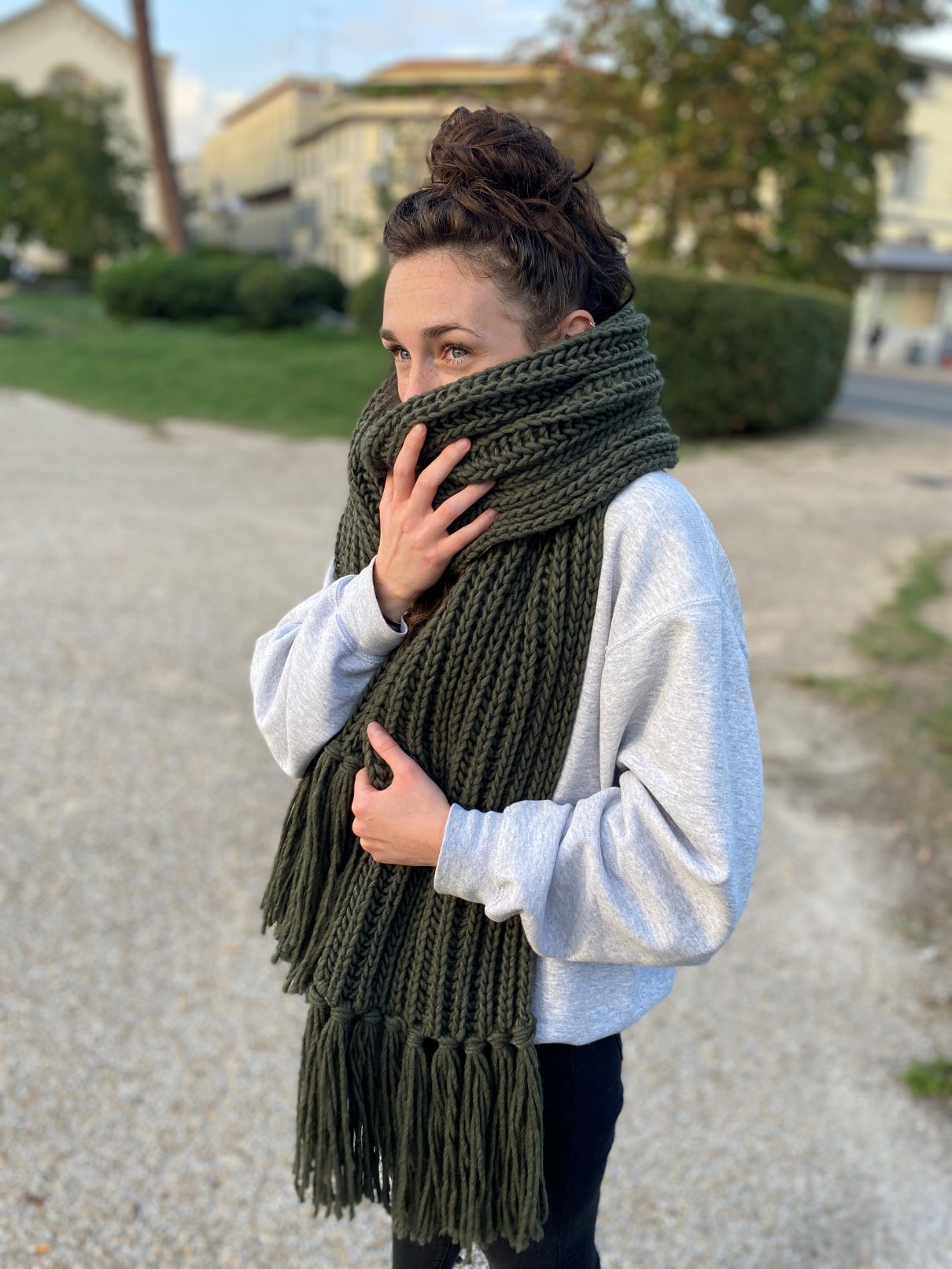 Sciarpona con frange fatta a maglia sciarpa invernale con peneri Made in Italy qualità 100% italiana - immagine 18
